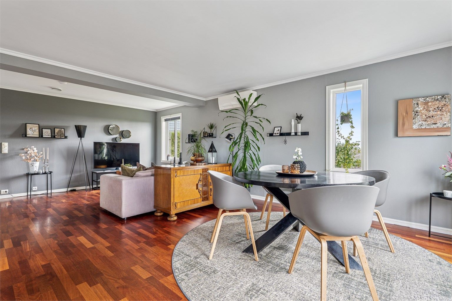 Innholdsrik bolig med 2 stuer, 3 soverom og 2 bad.