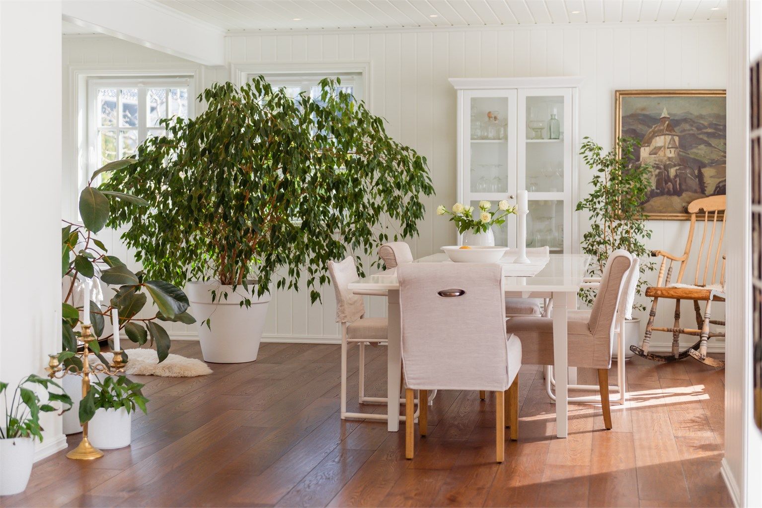 God plass til spisestue med plass til mange. 