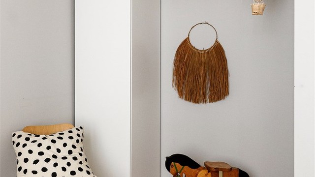 Rommets veggflater er malt i en lys farge med påmalte "fjelltopper" og samme, lyse eikeparkett som i resten av boligen