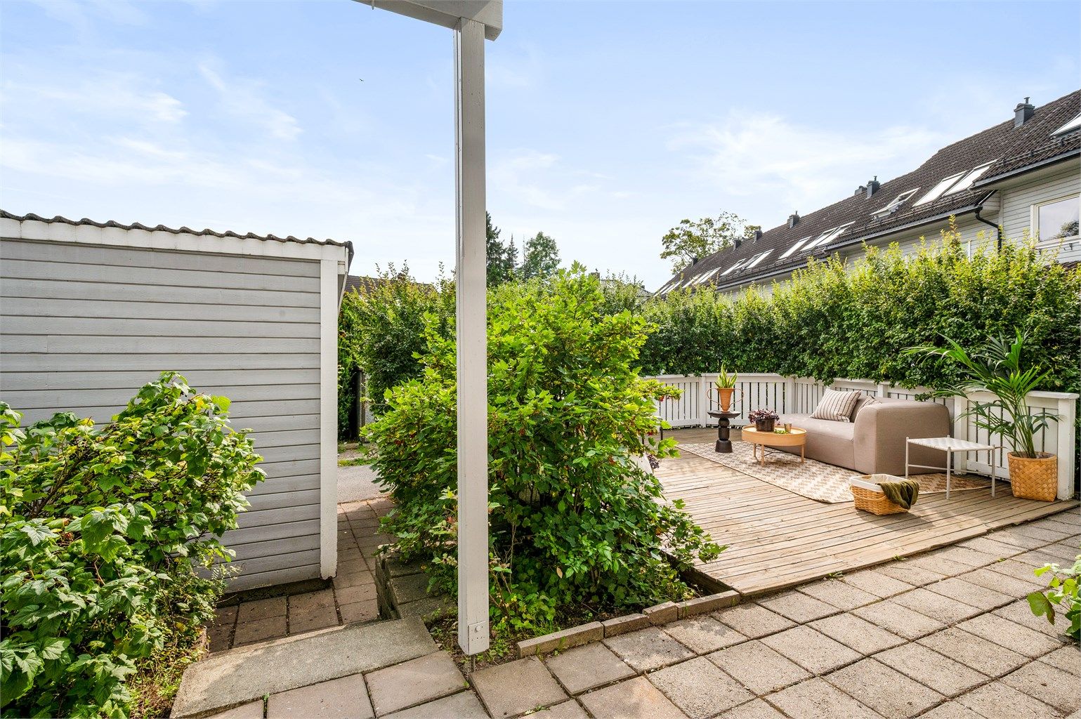 Ved inngangspartiet har boligen en fantastisk, solrik terrasse terrasse på ca. 19 kvm.