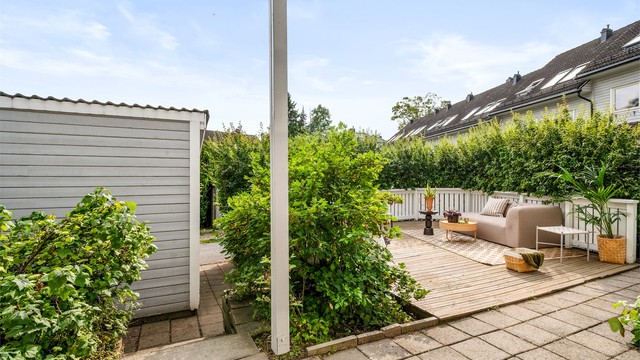 Ved inngangspartiet har boligen en fantastisk, solrik terrasse terrasse på ca. 19 kvm.