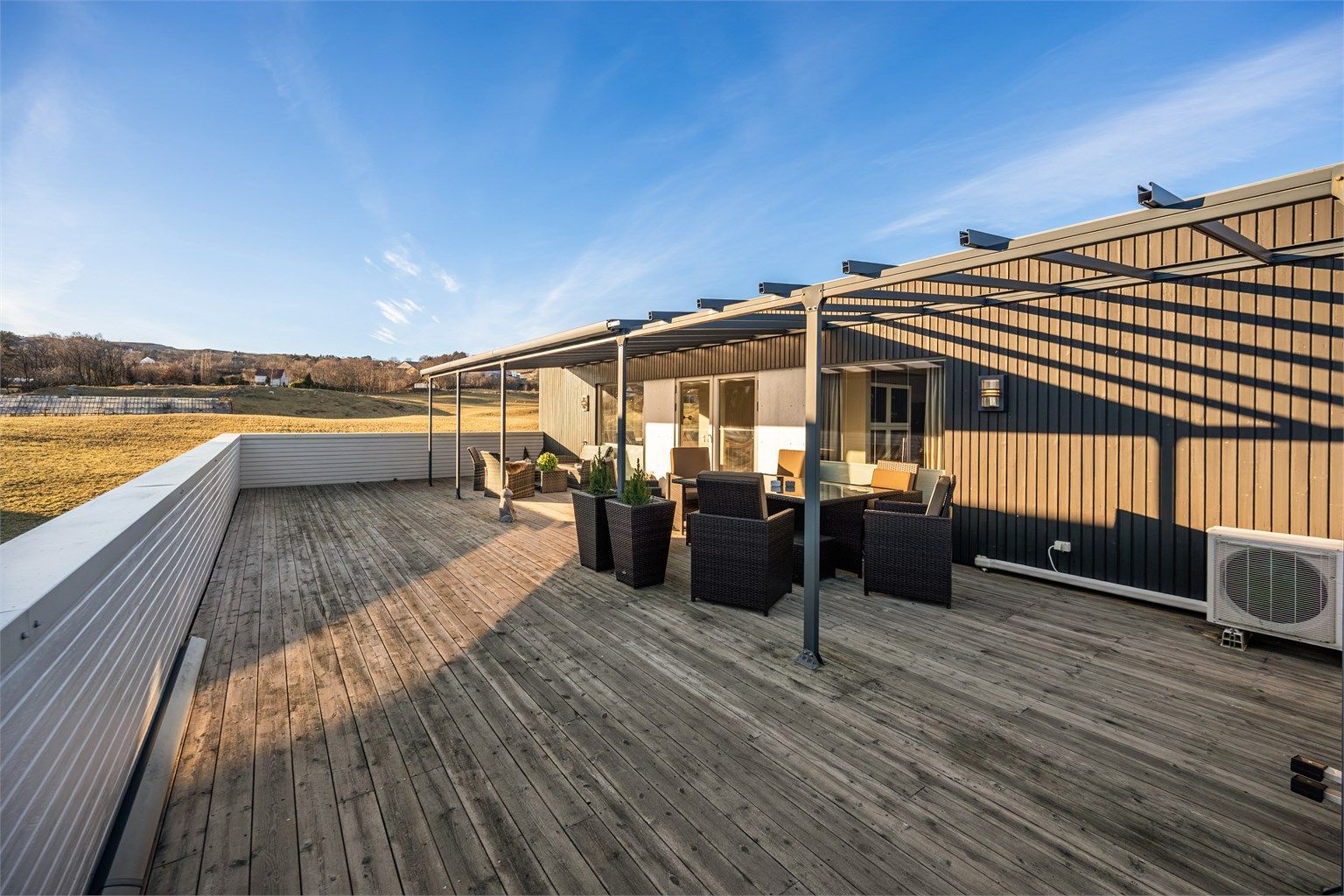 Terrassegulvet er belagt med terrassebord i tre.