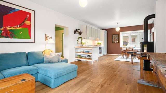 Overflatene er malt i en behagelig og moderne fargetone, og på gulvet er det sjarmerende tregulv.