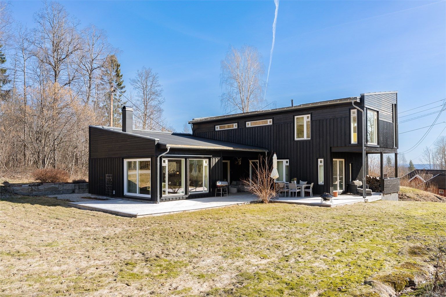 Det er sol på takterrassen fra kl. 7 til kl 18 og på terrassen på bakkeplan til kl. 21 sommerstid, i følge selger.