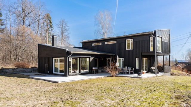 Det er sol på takterrassen fra kl. 7 til kl 18 og på terrassen på bakkeplan til kl. 21 sommerstid, i følge selger.