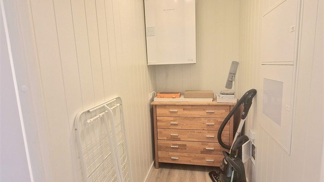Innvendig bod gir praktisk lagringsplass. Her er også sikringsskapet plassert.