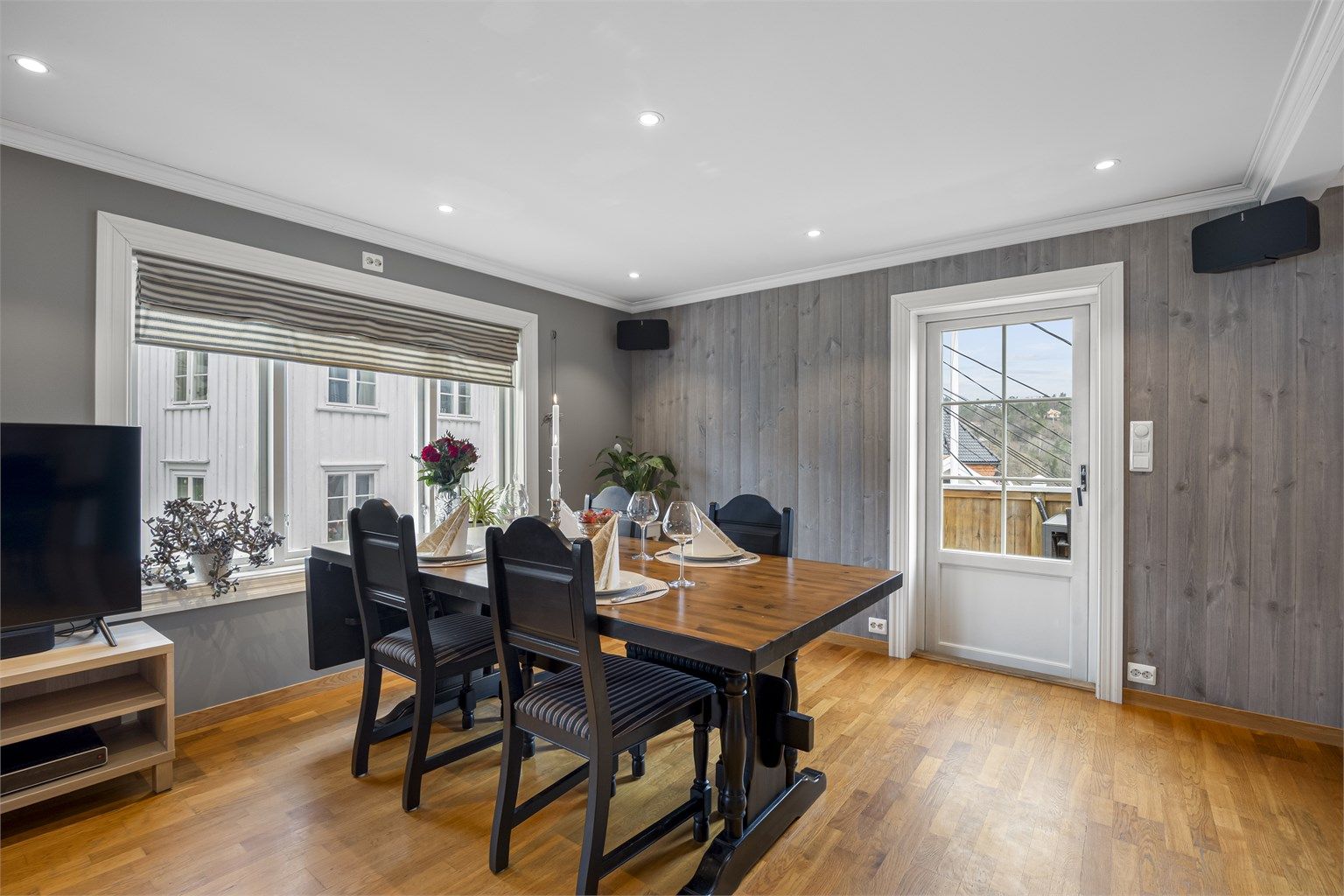 Utgang til veranda fra stua hvor sola skinner fra ca. kl. 12-21:15 midtsommers.