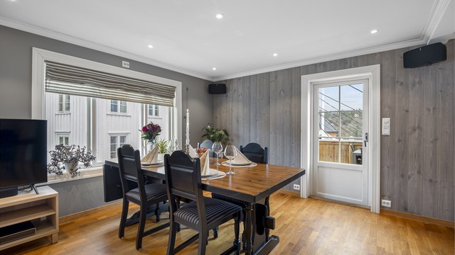 Utgang til veranda fra stua hvor sola skinner fra ca. kl. 12-21:15 midtsommers.