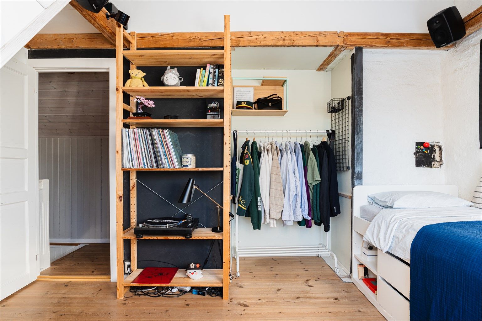 Rommet er lyst med malte, glatte veggflater og paneltak.