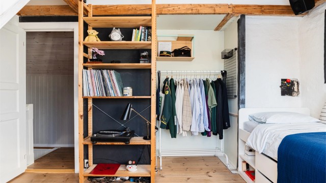 Rommet er lyst med malte, glatte veggflater og paneltak.