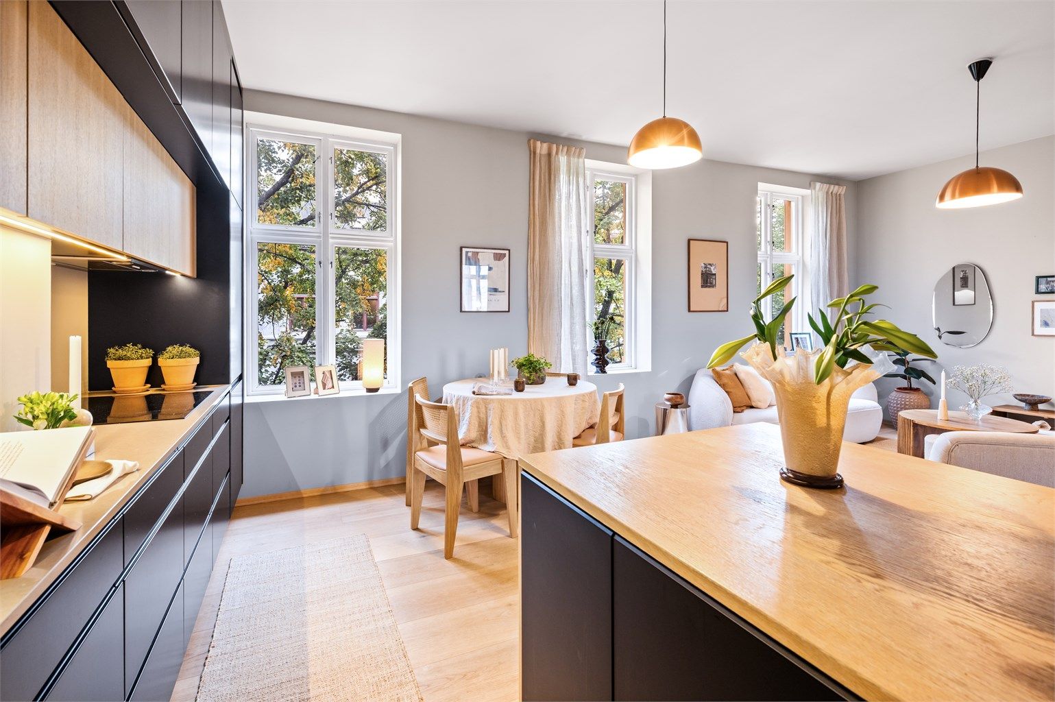 Boligen ligger fint til i rolige miljøgater, like nedenfor Sofienbergparken 