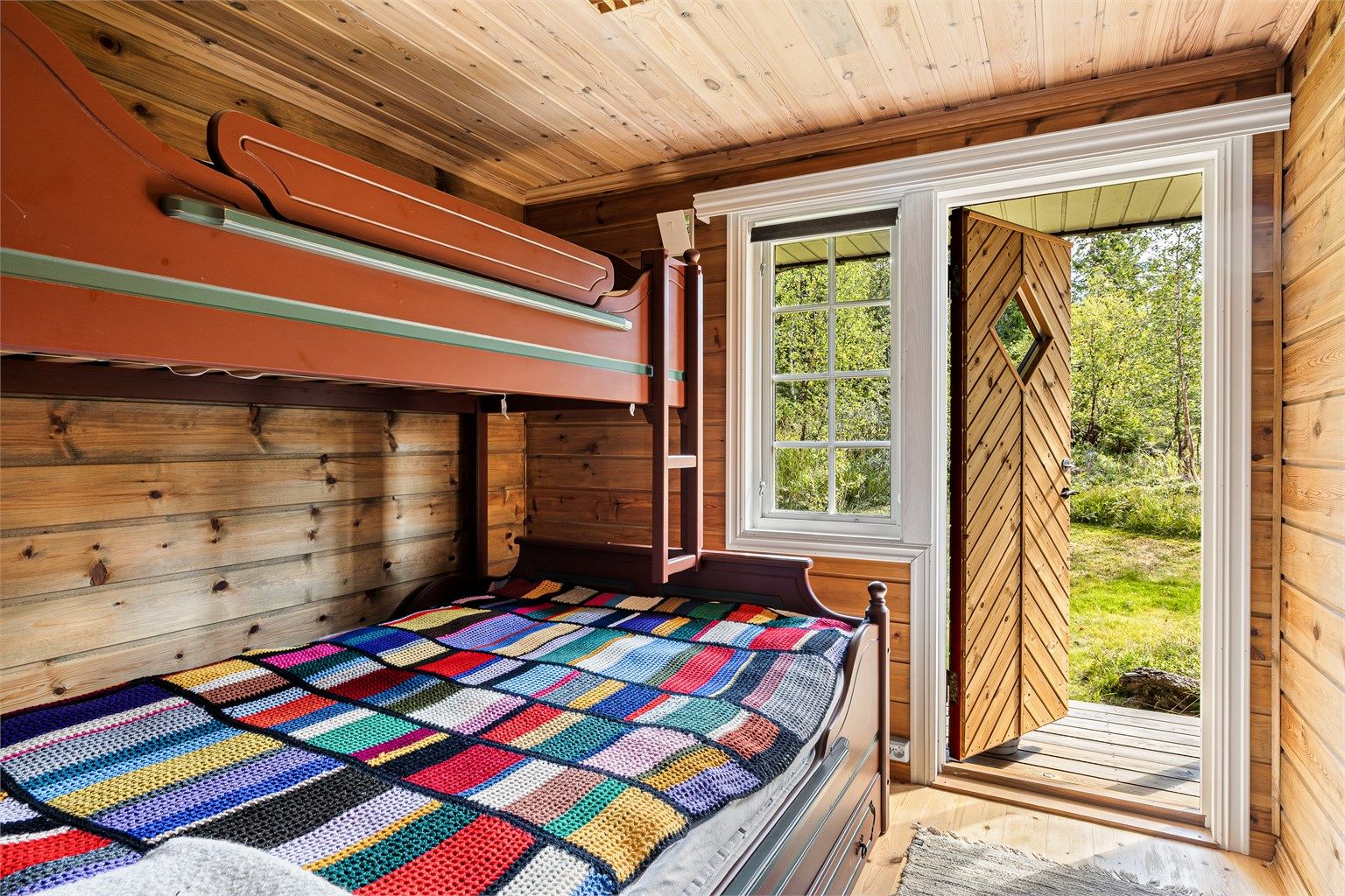 Soverom med direkte utgang til hage og østvendt terrasse. 