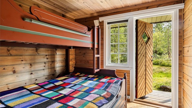 Soverom med direkte utgang til hage og østvendt terrasse.