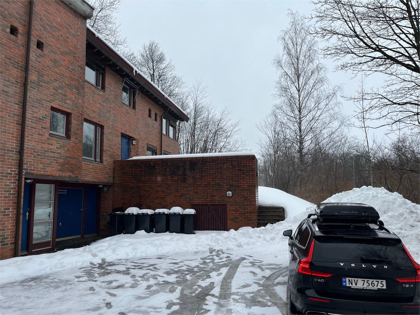Velkommen til 2-roms leilighet med egen inngang i Hamang terrasse 1 - rett ved Sandvikselven 