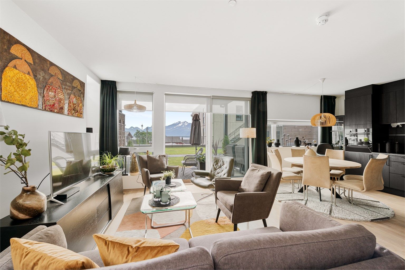 Leiligheten ligger i en høy 1.etg med terrasse og hage rett utenfor, og nydelig utsikt mot Sunnmørsalpene, Storfjorden og Hjørundfjorden