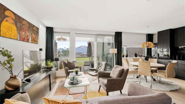 Leiligheten ligger i en høy 1.etg med terrasse og hage rett utenfor, og nydelig utsikt mot Sunnmørsalpene, Storfjorden og Hjørundfjorden