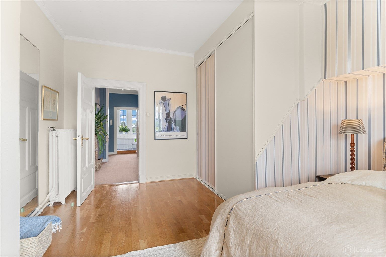 Soverom 1 med skyvedørsgarderobe