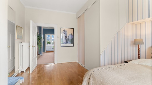 Soverom 1 med skyvedørsgarderobe