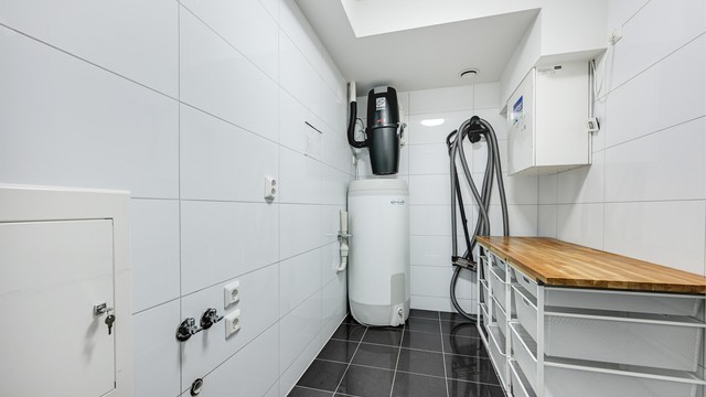 Eget vaskerom/bod som gir verdifull ekstra lagringsplass og bidrar til en ryddig og praktisk hverdag.