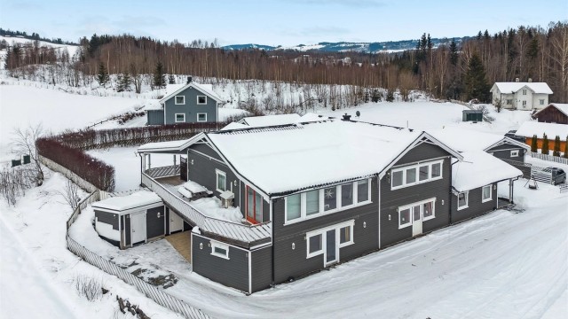 Velkommen til Ringsakervegen 679 A,B,C,E og F. Eiendom med 6 registrerte boenheter. Alle enhetene er utleid på løpende leiekontrakter.