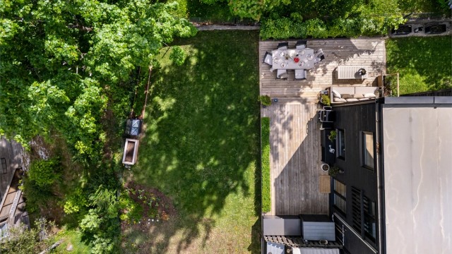 Den nordøst- og sydvestvendte uteplassen strekker seg langs hele boligens bakside og gir rikelig med plass for lek og sosiale sammenkomster.