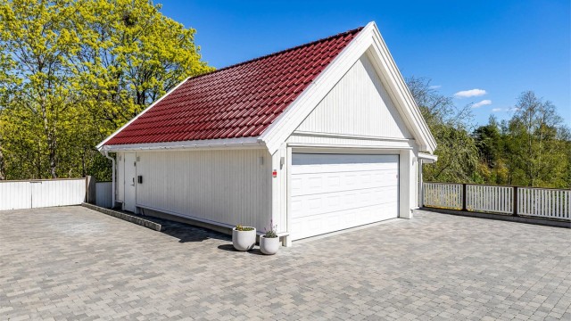 Garasjen har innvendig bod i bakkant og stort lagringsloft.