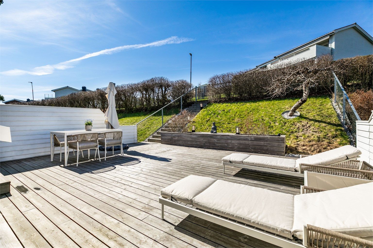 Midtsommers er det sol på terrassen fra rundt kl. 13 til rundt kl. 20. Betongtrapp støpt i 2018 med varmekabler leder mellom terrassen og Horsens gate.