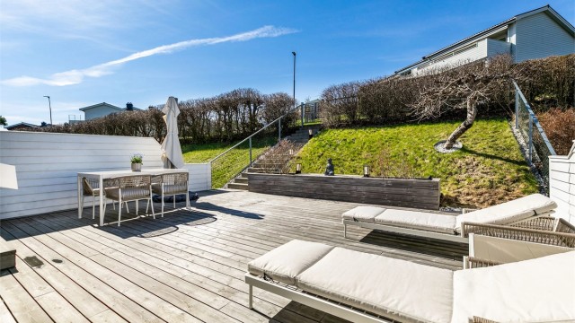 Midtsommers er det sol på terrassen fra rundt kl. 13 til rundt kl. 20. Betongtrapp støpt i 2018 med varmekabler leder mellom terrassen og Horsens gate.