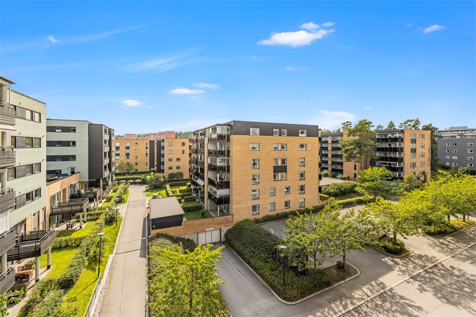 Rolig og etablert boligområde med nærhet til Lørenskog sentrum og servicetilbud. Leiligheten har fin intern beliggenhet. 