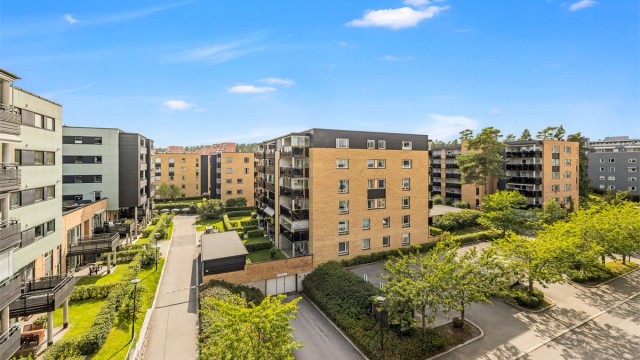 Rolig og etablert boligområde med nærhet til Lørenskog sentrum og servicetilbud. Leiligheten har fin intern beliggenhet.