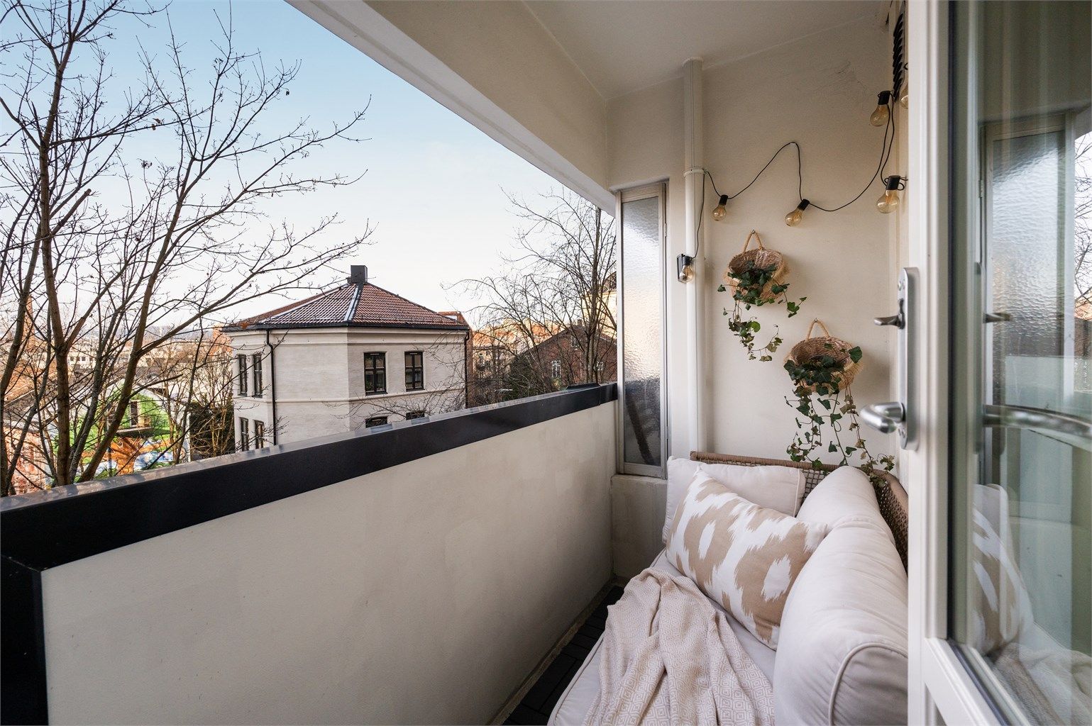 Innbydende balkong med fantastisk utsikt og gode solforhold.