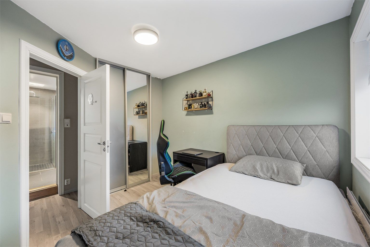 Rommet har god plass til både seng og oppbevaringsmøbler.