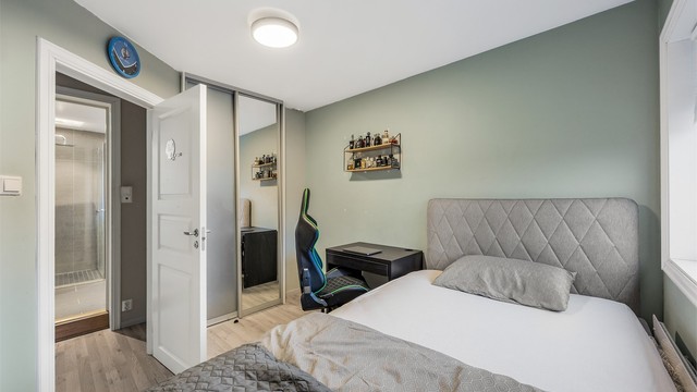 Rommet har god plass til både seng og oppbevaringsmøbler.