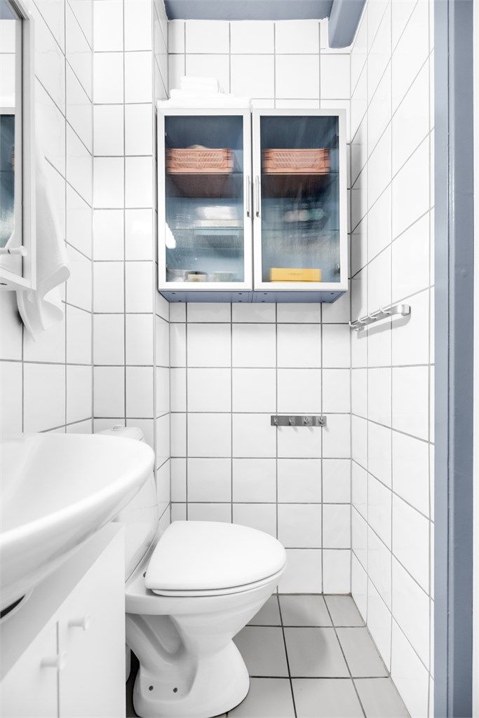 Tidløst, flislagt baderom med varmekabler. Baderommet har dusjhjørne, vask, speil, baderomsinnredning og wc.