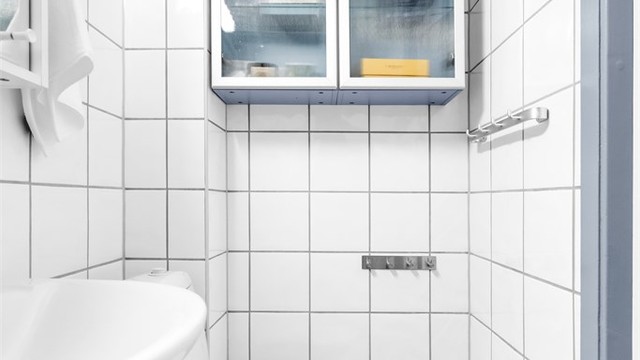 Tidløst, flislagt baderom med varmekabler. Baderommet har dusjhjørne, vask, speil, baderomsinnredning og wc.