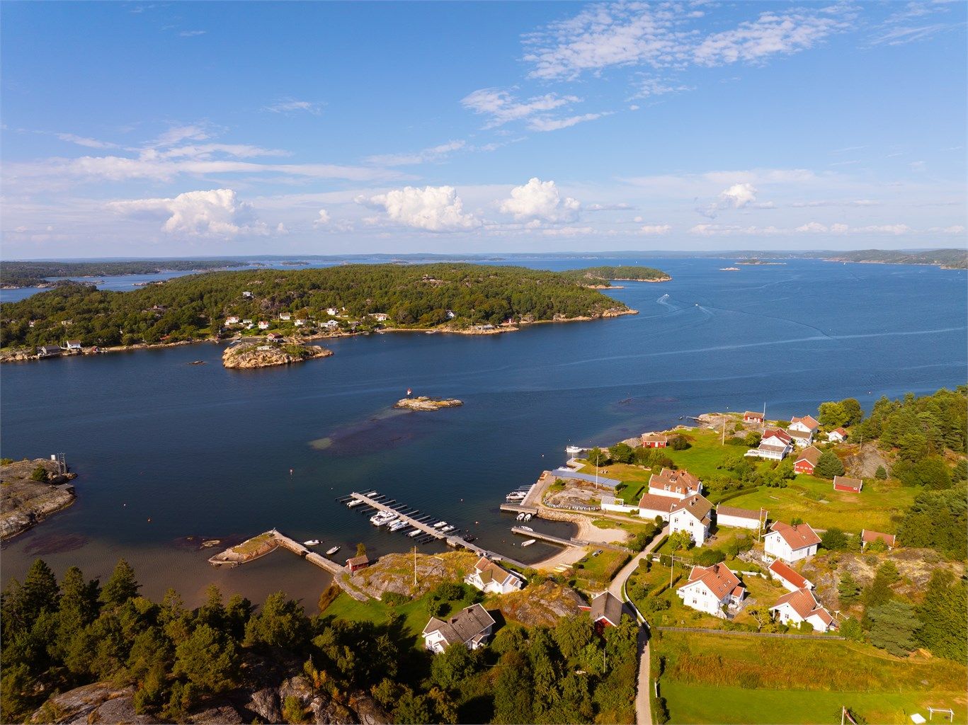 Til fots tar det få minutter å gå til og fra Gravningsund, det nærmeste av øyas to fergeleier.