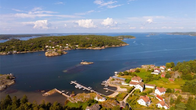 Til fots tar det få minutter å gå til og fra Gravningsund, det nærmeste av øyas to fergeleier.