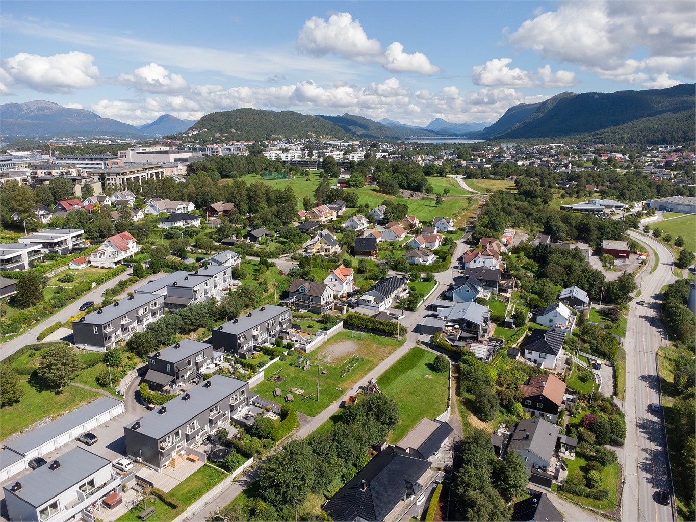 Kort vei til handel og servicetilbud ved Moa samt Ålesund sykehus.