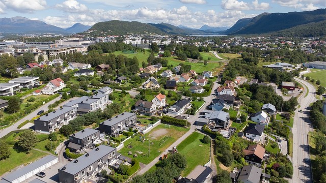 Kort vei til handel og servicetilbud ved Moa samt Ålesund sykehus.