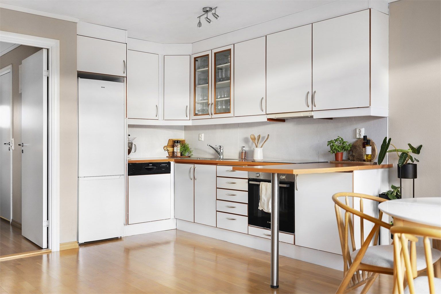 Kjøkkeninnredningen har godt med oppbevaringsplass og integrerte hvitevarer - frittstående kjøle- og fryseskap