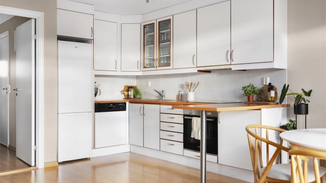 Kjøkkeninnredningen har godt med oppbevaringsplass og integrerte hvitevarer - frittstående kjøle- og fryseskap