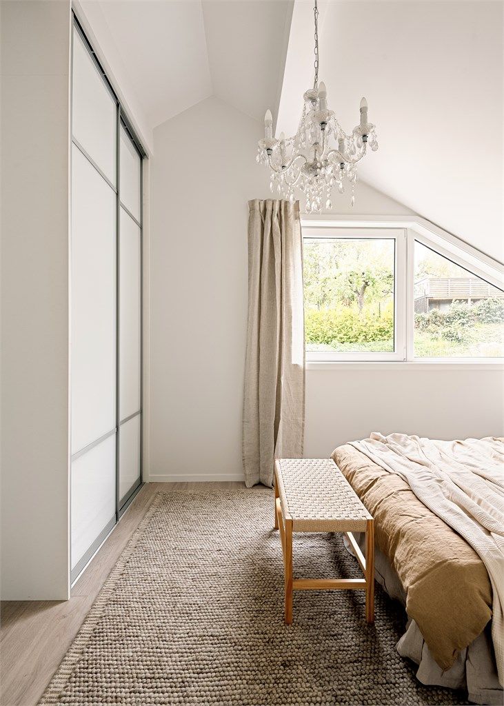 Rommet er utstyrt med romslig skyvedørsgarderobe med speilfronter.
