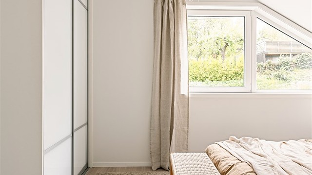 Rommet er utstyrt med romslig skyvedørsgarderobe med speilfronter.