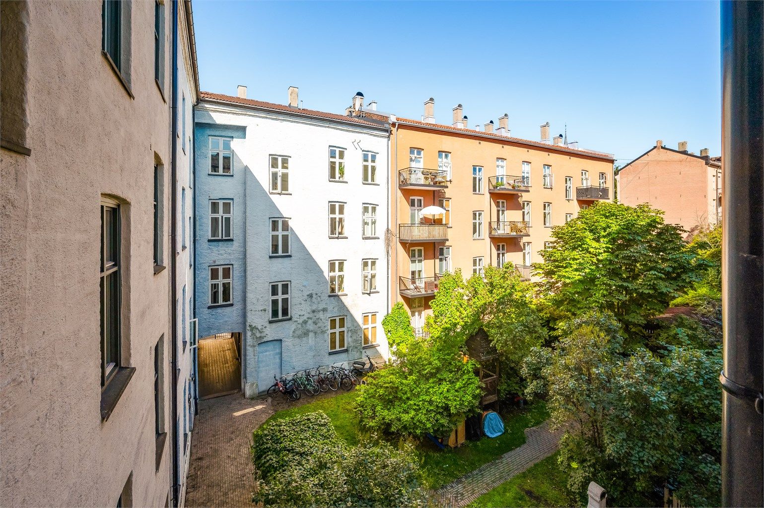 Hyggelig utsyn fra kjøkkenet mot borettslagets bakgård.