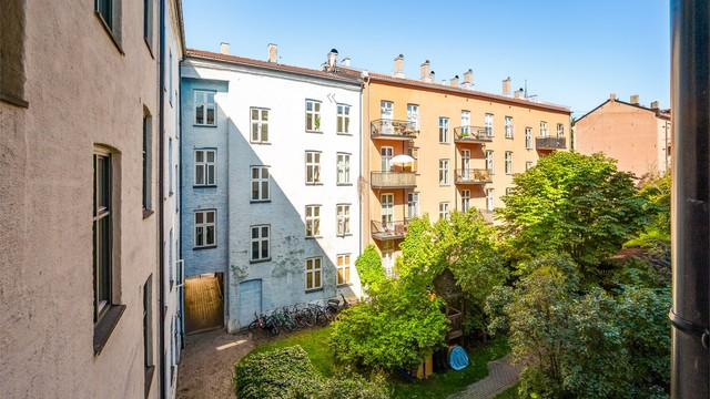 Hyggelig utsyn fra kjøkkenet mot borettslagets bakgård.