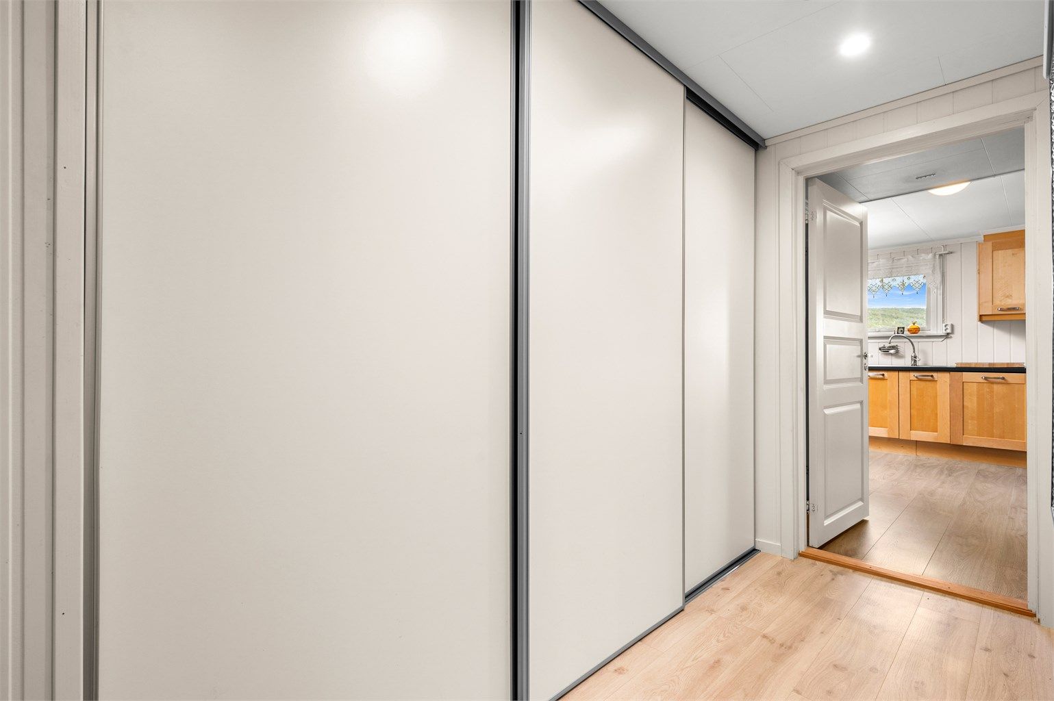 I forbindelse med entréen er det etablert en praktisk plassbygd skyvedørsgarderobe.