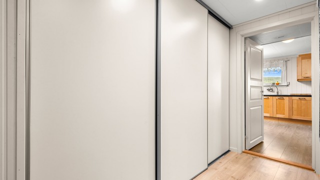 I forbindelse med entréen er det etablert en praktisk plassbygd skyvedørsgarderobe.