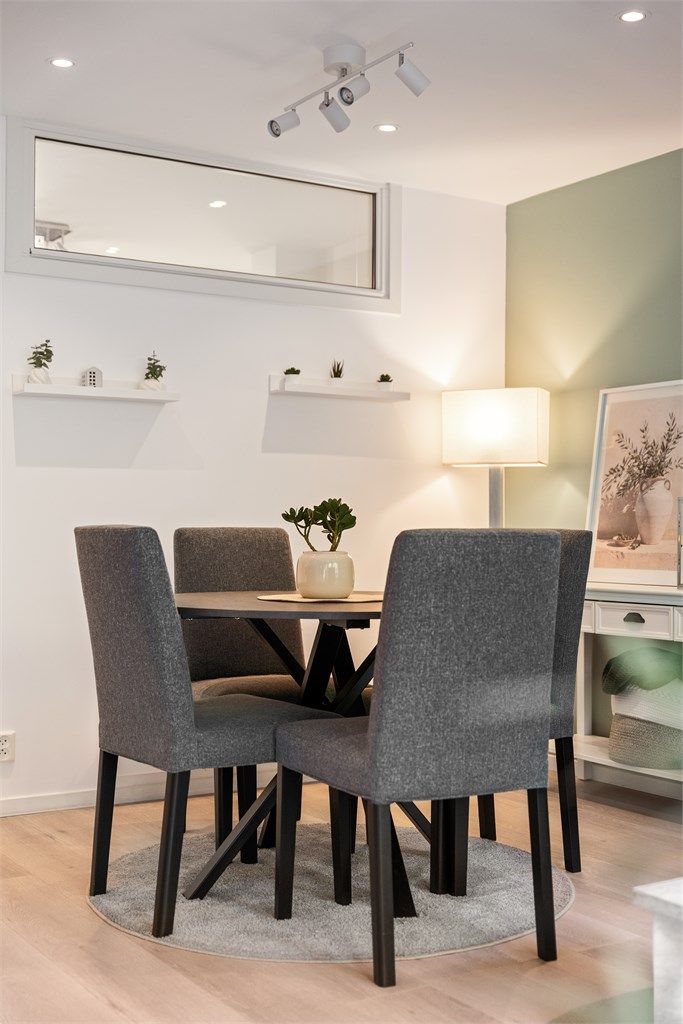 Rundt spisebordet er det god plass til fire personer for hyggelige middager.