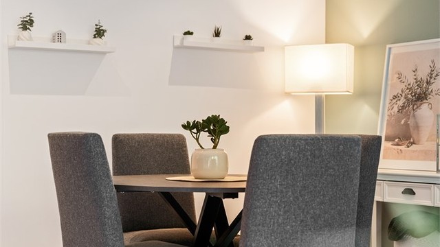 Rundt spisebordet er det god plass til fire personer for hyggelige middager.