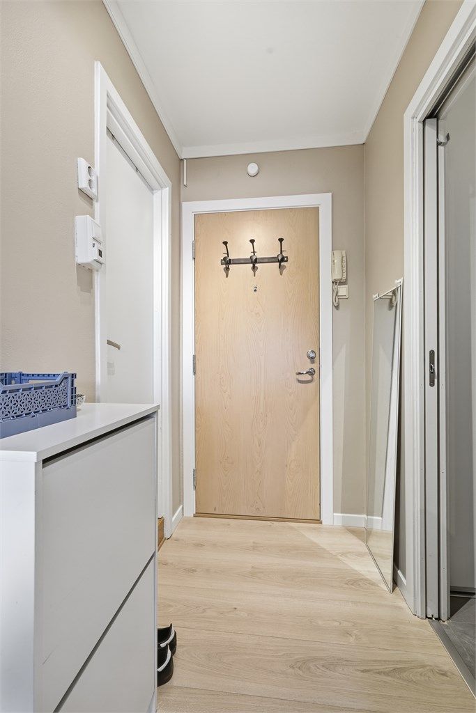 Gang med god plass til å henge fra seg yttertøy. 